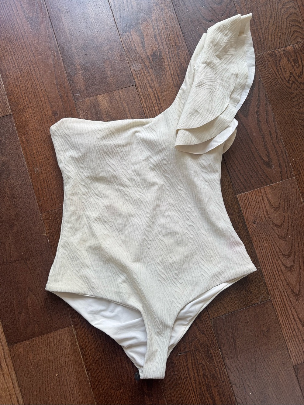 Mompossina Textured One Shoulder Ruffle One Piece Swimsuit in White Medium